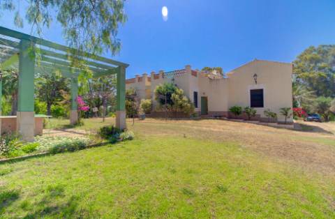 Moradia Térrea de 4 Quartos com 2ha em Local Privilegiado