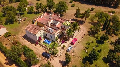 Moradia Térrea de 4 Quartos com 2ha em Local Privilegiado