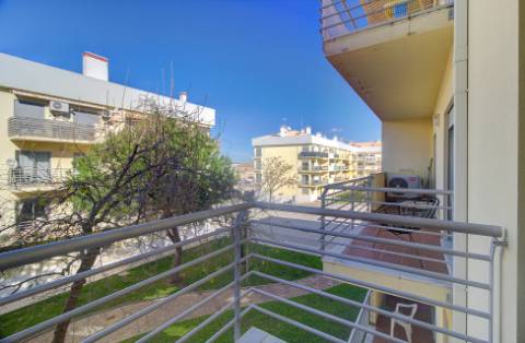 Apartamento T2 moderno com ampla varanda e decorado com qualidade para venda em VRSA
