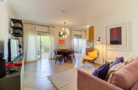 Apartamento T2 moderno com ampla varanda e decorado com qualidade para venda em VRSA