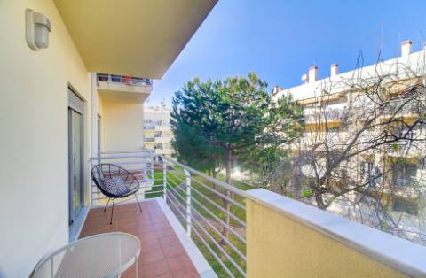 Apartamento T2 moderno com ampla varanda e decorado com qualidade para venda em VRSA