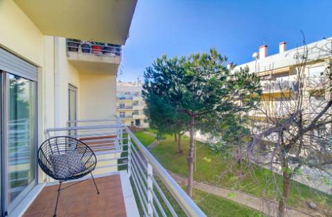 Apartamento T2 moderno com ampla varanda e decorado com qualidade para venda em VRSA