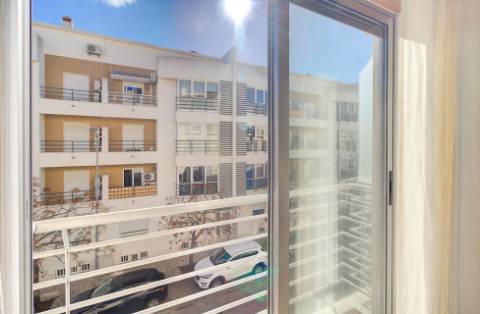 Apartamento T2 moderno com ampla varanda e decorado com qualidade para venda em VRSA