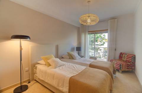 Apartamento T2 moderno com ampla varanda e decorado com qualidade para venda em VRSA