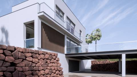 Moradia Isolada em construção com 4 suites de R/C e 1º piso com piscina e logradouro, garagem para 2 carros