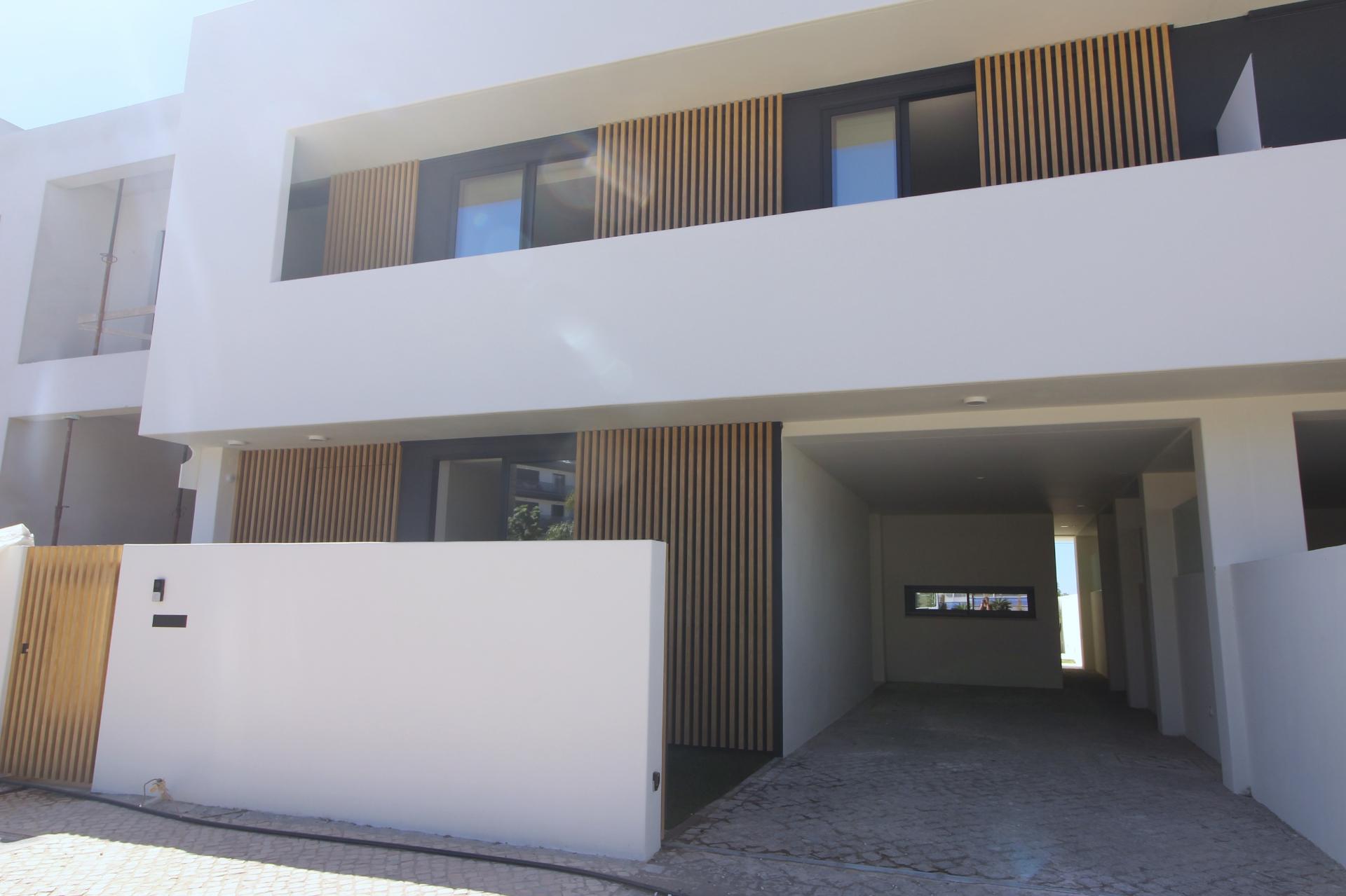 Moradia de luxo com amplas áreas, piscina, jardim e vista mar