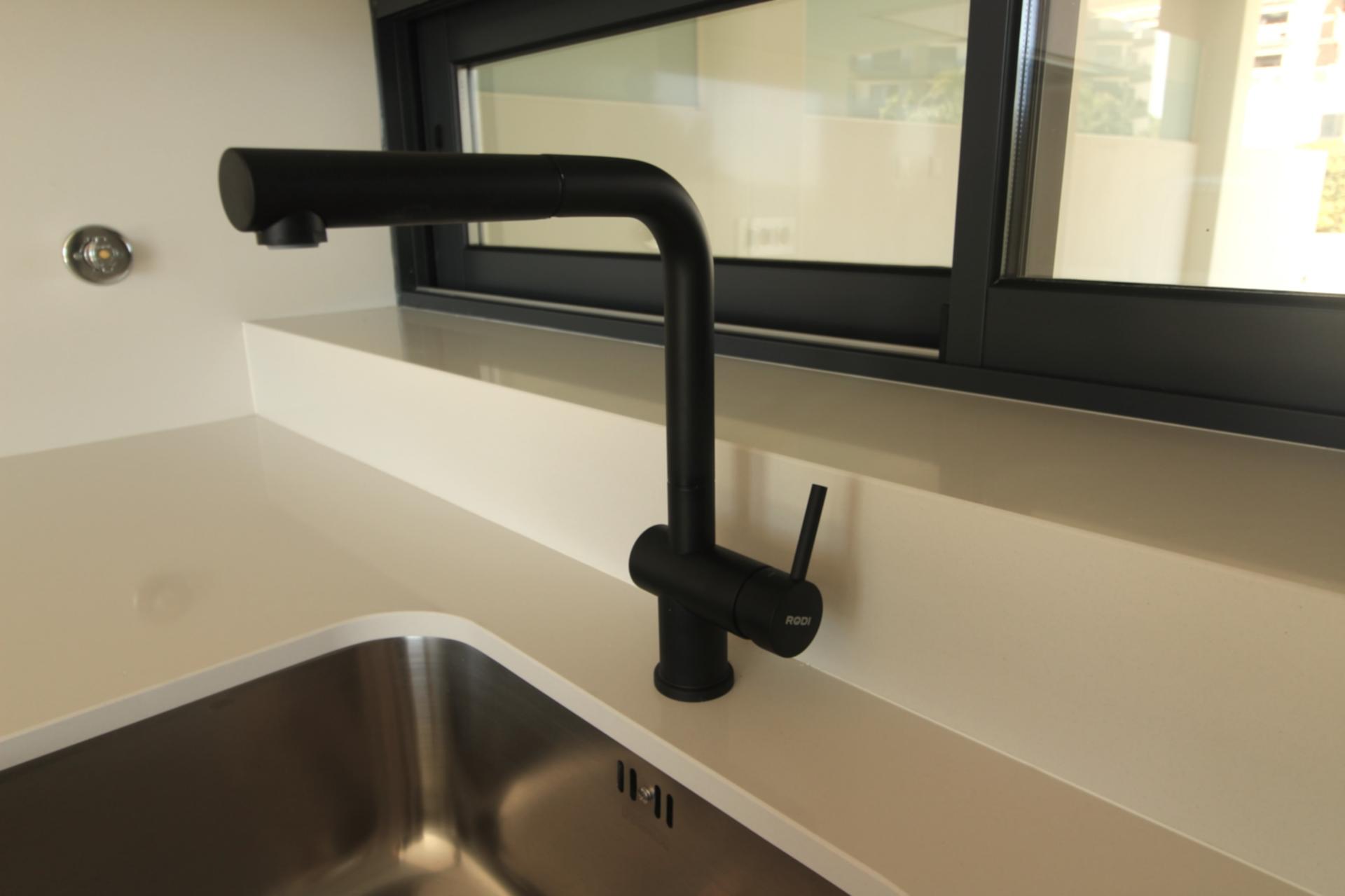 Moradia de luxo com amplas áreas, piscina, jardim e vista mar