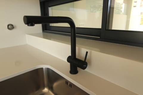 Moradia de luxo com amplas áreas, piscina, jardim e vista mar