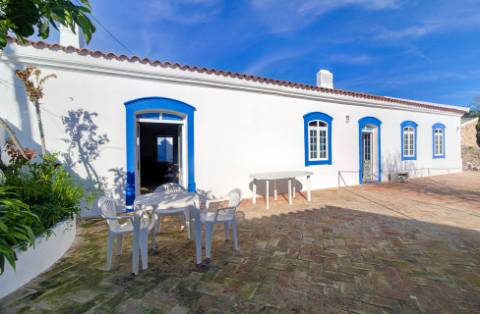 Moradia tradicional para venda em quinta junto a núcleo urbano, com a possibilidade de construção de 7 moradias com piscina