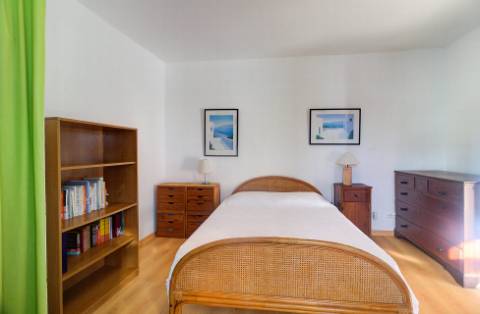 Moradia tradicional para venda em quinta junto a núcleo urbano, com a possibilidade de construção de 7 moradias com piscina