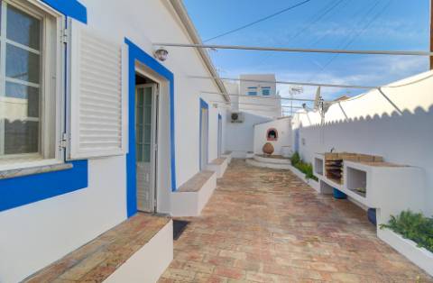 Moradia tradicional para venda em quinta junto a núcleo urbano, com a possibilidade de construção de 7 moradias com piscina