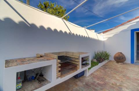 Moradia tradicional para venda em quinta junto a núcleo urbano, com a possibilidade de construção de 7 moradias com piscina