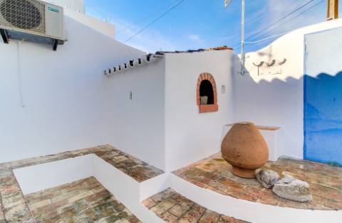 Moradia tradicional para venda em quinta junto a núcleo urbano, com a possibilidade de construção de 7 moradias com piscina