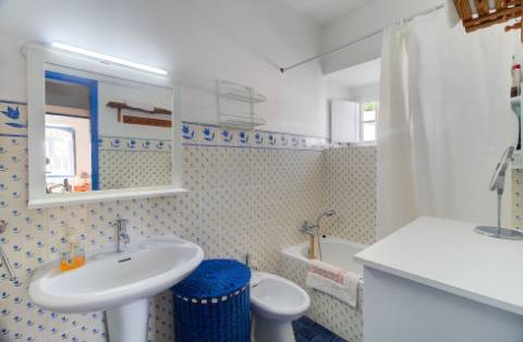 Moradia tradicional para venda em quinta junto a núcleo urbano, com a possibilidade de construção de 7 moradias com piscina