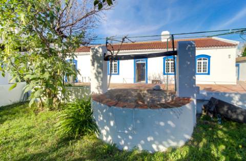 Moradia tradicional para venda em quinta junto a núcleo urbano, com a possibilidade de construção de 7 moradias com piscina