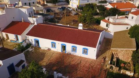 Moradia tradicional para venda em quinta junto a núcleo urbano, com a possibilidade de construção de 7 moradias com piscina