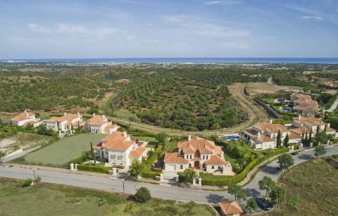 Lote de terreno com 2318m2 para construção de moradia isolada com 500 m2 no Golfe Monte Rei
