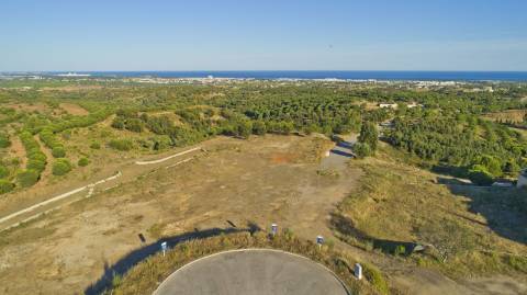 Lote de terreno com 2318m2 para construção de moradia isolada com 500 m2 no Golfe Monte Rei