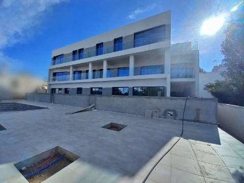 Excelente apartamento T2 com piscina, em fase de construção no centro de Almancil.