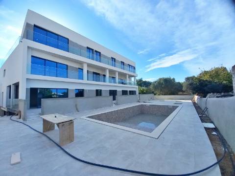 Excelente apartamento T2 com piscina, em fase de construção no centro de Almancil.