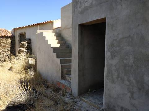 MORADIA - TURISMO - COM TERRENO DE 6 HECTARES NA ALDEIA DE SÃO MARTINHO - ALCOUTIM - ALGARVE