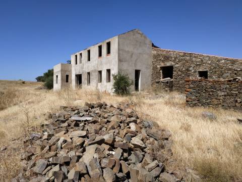 MORADIA - TURISMO - COM TERRENO DE 6 HECTARES NA ALDEIA DE SÃO MARTINHO - ALCOUTIM - ALGARVE
