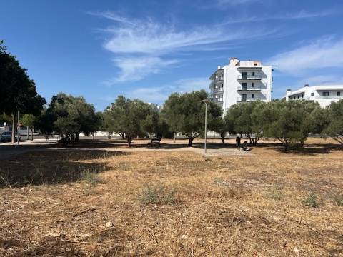 Lote com 868m2 para construção de 23 apartamentos e um comerciocom 2579m2 para construção no centro de loule