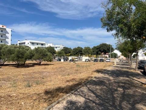 Lote com 868m2 para construção de 23 apartamentos e um comerciocom 2579m2 para construção no centro de loule