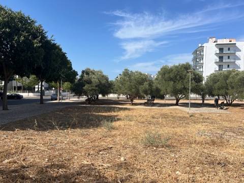 Lote com 868m2 para construção de 23 apartamentos e um comerciocom 2579m2 para construção no centro de loule