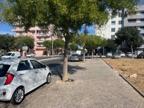 Lote com 868m2 para construção de 23 apartamentos e um comerciocom 2579m2 para construção no centro de loule