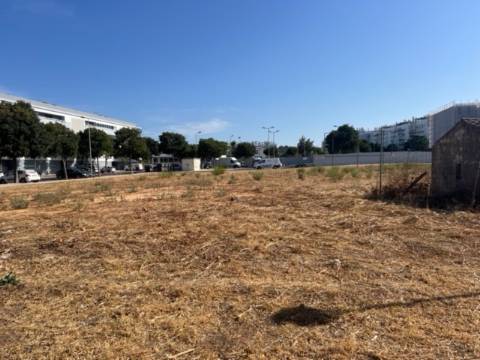 Lote com 868m2 para construção de 23 apartamentos e um comerciocom 2579m2 para construção no centro de loule