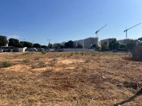 Lote com 868m2 para construção de 23 apartamentos e um comerciocom 2579m2 para construção no centro de loule