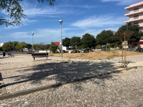 Lote com 868m2 para construção de 23 apartamentos e um comerciocom 2579m2 para construção no centro de loule