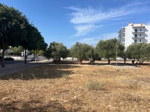 Lote com 868m2 para construção de 23 apartamentos e um comerciocom 2579m2 para construção no centro de loule