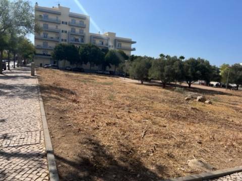 Lote com 868m2 para construção de 23 apartamentos e um comerciocom 2579m2 para construção no centro de loule