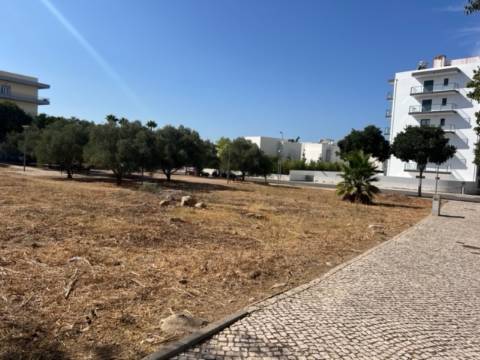 Lote com 868m2 para construção de 23 apartamentos e um comerciocom 2579m2 para construção no centro de loule