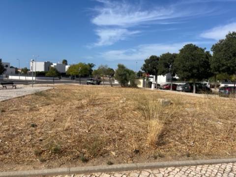 Lote com 868m2 para construção de 23 apartamentos e um comerciocom 2579m2 para construção no centro de loule