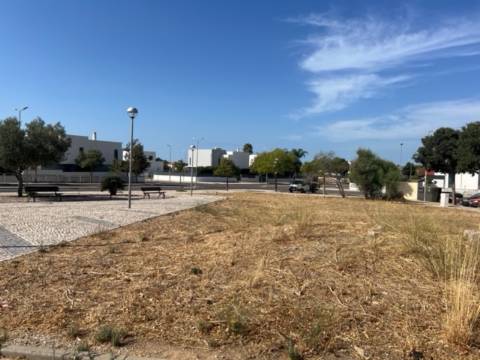 Lote com 868m2 para construção de 23 apartamentos e um comerciocom 2579m2 para construção no centro de loule
