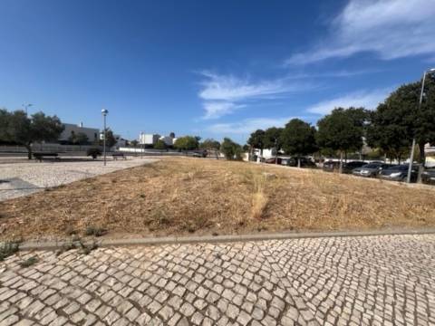Lote com 868m2 para construção de 23 apartamentos e um comerciocom 2579m2 para construção no centro de loule