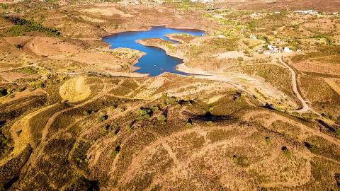 TERRENO COM 100.060 M2 - POSSIBILIDADE DE CONSTRUÇÃO - HABITAÇÃO E/OU TURISMO - JUNTO A BARRAGEM DA CAROUCHA - BOTELHAS - CASTRO MARIM - ALGARVE