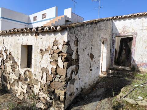 MORADIA DE ALDEIA - EM RUINAS - PARA DEMOLIR OU RECONSTRUIR - COM TERRENO DE 143 M2 - MONTE DOS MATOS - CASTRO MARIM - ALGARVE