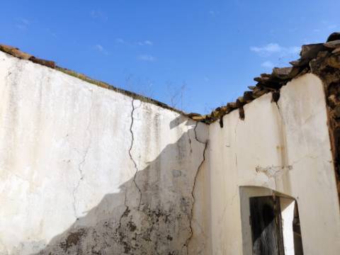 MORADIA DE ALDEIA - EM RUINAS - PARA DEMOLIR OU RECONSTRUIR - COM TERRENO DE 143 M2 - MONTE DOS MATOS - CASTRO MARIM - ALGARVE
