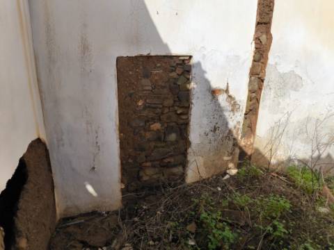 MORADIA DE ALDEIA - EM RUINAS - PARA DEMOLIR OU RECONSTRUIR - COM TERRENO DE 143 M2 - MONTE DOS MATOS - CASTRO MARIM - ALGARVE