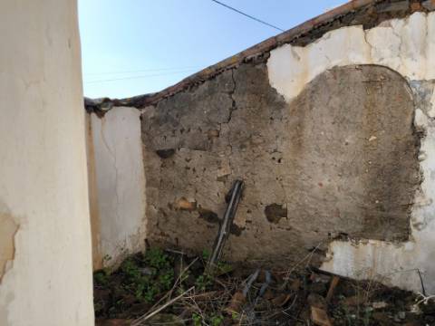 MORADIA DE ALDEIA - EM RUINAS - PARA DEMOLIR OU RECONSTRUIR - COM TERRENO DE 143 M2 - MONTE DOS MATOS - CASTRO MARIM - ALGARVE