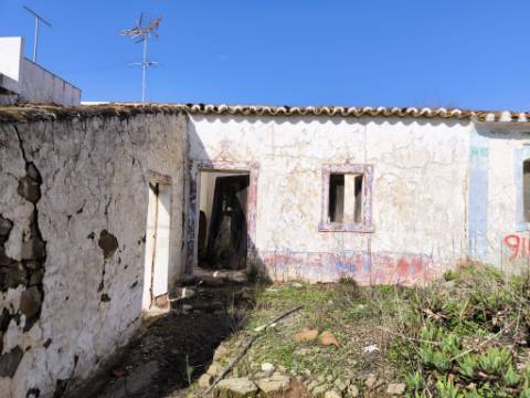 MORADIA DE ALDEIA - EM RUINAS - PARA DEMOLIR OU RECONSTRUIR - COM TERRENO DE 143 M2 - MONTE DOS MATOS - CASTRO MARIM - ALGARVE