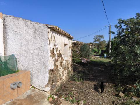 MORADIA DE ALDEIA - EM RUINAS - PARA DEMOLIR OU RECONSTRUIR - COM TERRENO DE 143 M2 - MONTE DOS MATOS - CASTRO MARIM - ALGARVE