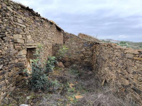 PROPRIEDADE COMPOSTA POR DUAS RUÍNAS - ÁREA TOTAL DE 249 M2 - VISTA MAR EM VALE DE EBROS - TAVIRA