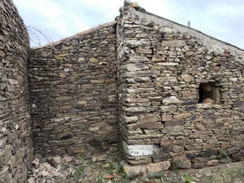 PROPRIEDADE COMPOSTA POR DUAS RUÍNAS - ÁREA TOTAL DE 249 M2 - VISTA MAR EM VALE DE EBROS - TAVIRA