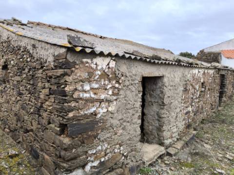 PROPRIEDADE COMPOSTA POR DUAS RUÍNAS - ÁREA TOTAL DE 249 M2 - VISTA MAR EM VALE DE EBROS - TAVIRA