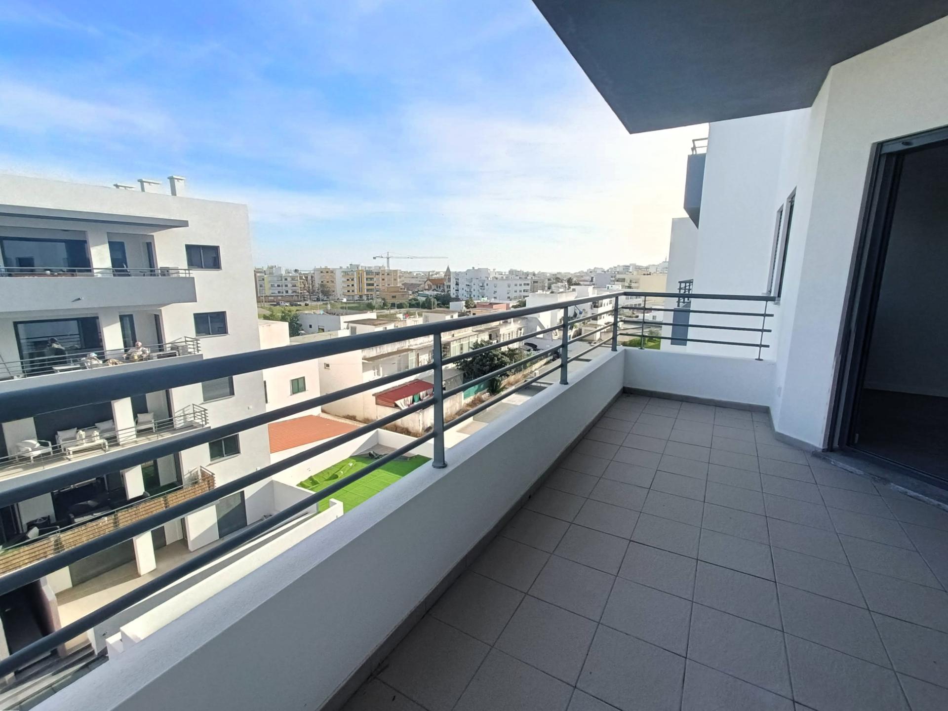 Apartamento T4 em Condomínio com Piscina .